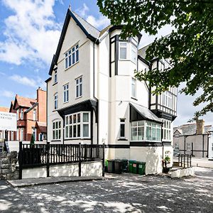 Roomours Hotel With Private Car Park